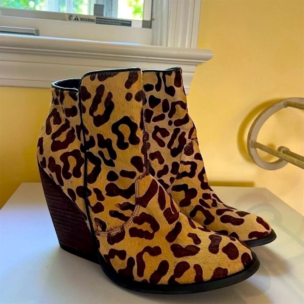 Very Volatile Women's Leopard Print Ankle Booties Size 8.5 Wedge Heel Zip